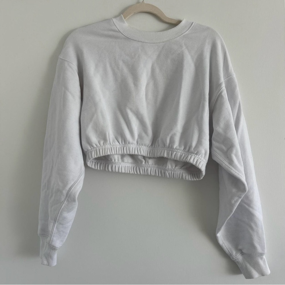 Alo Yoga  Devotion Cropped Accolade in Classic White